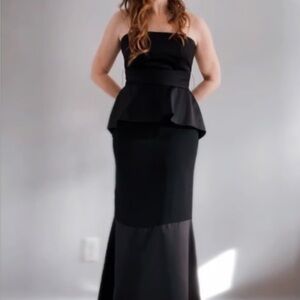 Vera Wang Elegant Black Strapless Gown